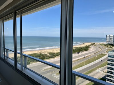 Gran planta en primera linea en Playa Brava 