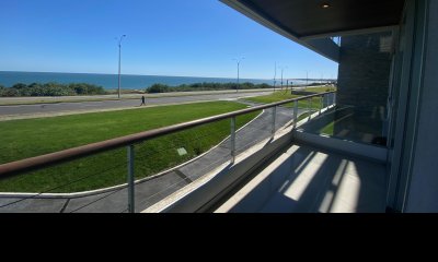 Apartamento en Playa Mansa/Pinares con Terraza y Parrillero Propio