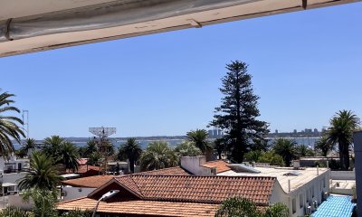 A metros del puerto y Faro de Punta del Este, con vista al mar.