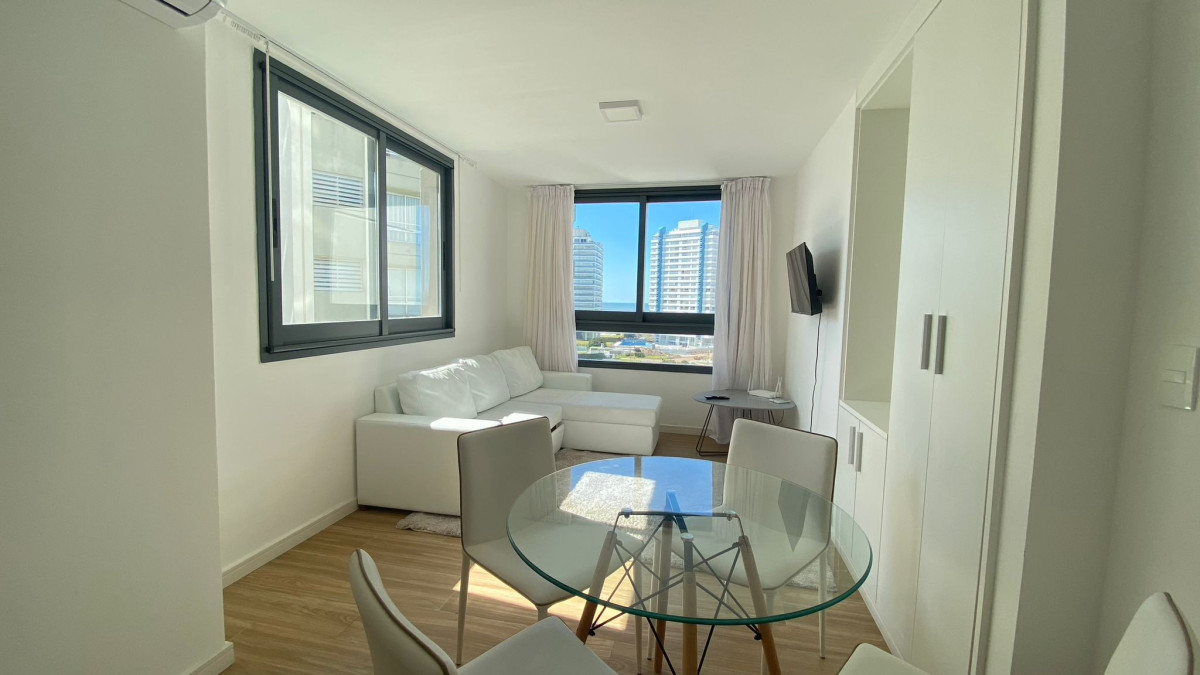 Apartamento de 1 Dormitorio con Vista a Playa Brava, Alquiler Anual