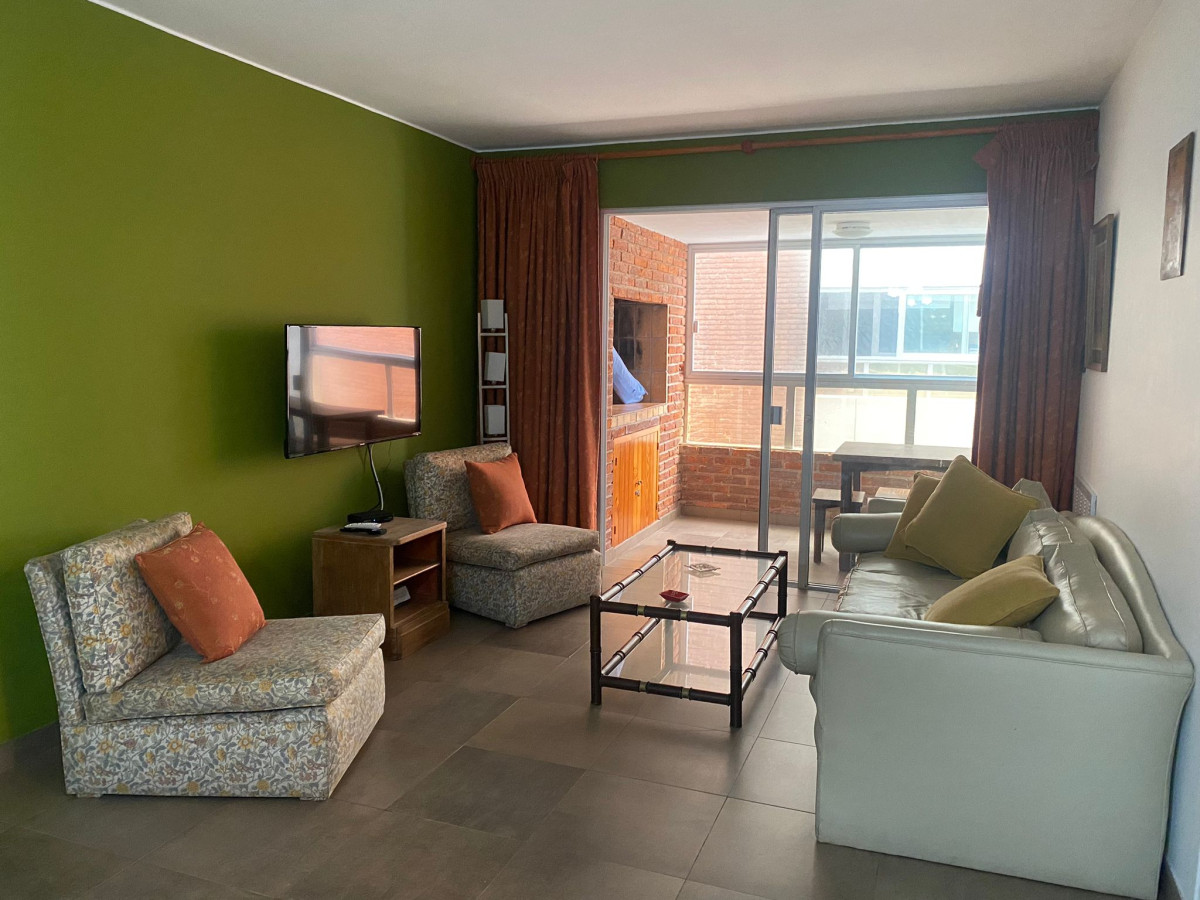 Venta apartamento 2 dormitorio , parrillero propio Primera linea mansa