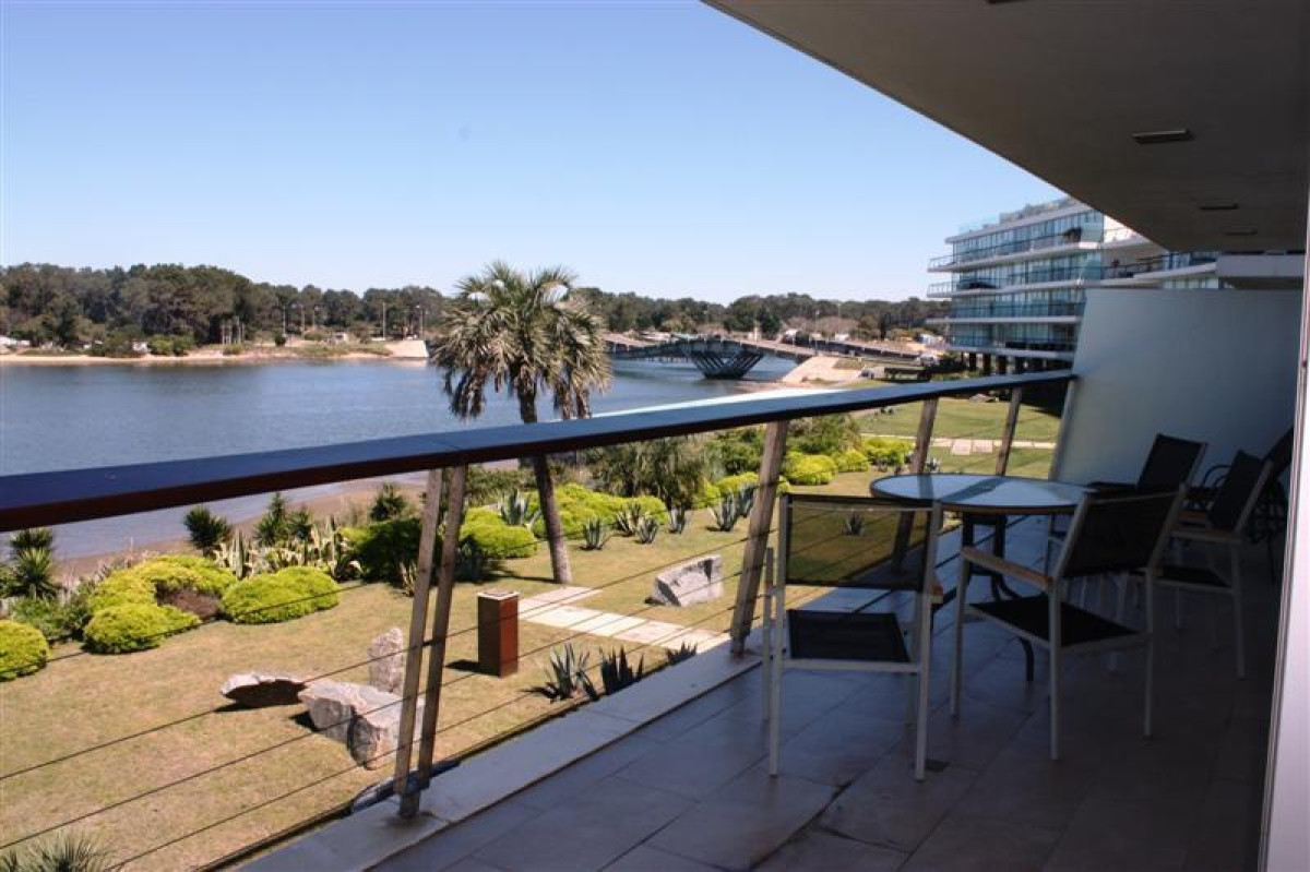 Apartamento en La Barra 3 Dormitorios con Vista al Mar y Terraza, en Venta