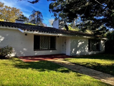 Oportunidad destacada.Construcción solida sobre muy buen terreno, ubicada en Golf