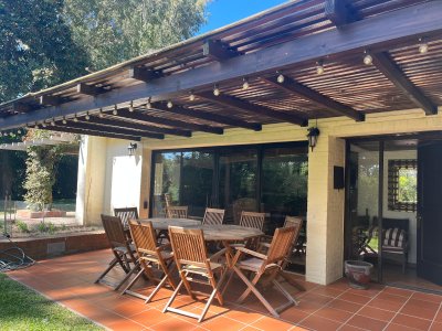 Alquiler anual ideal uso comercial o familiar .Sobre Avenida Córdoba.