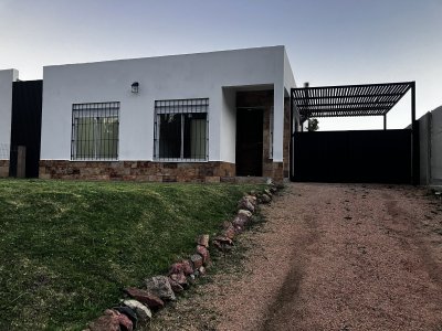Casa en venta a estrenar en Burnett.