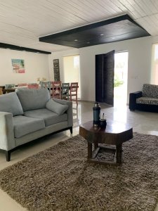 Moderna Casa en Barrio Cerrado de Punta del Este: ¡A Minutos de Punta Ballena!