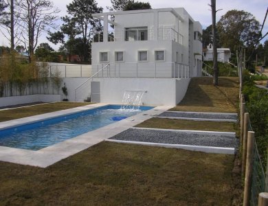 Casa en Manantiales 4 dormitorios con piscina parrillero y terrazas