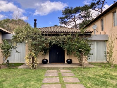 Casa en Rincón del Indio 4 dormitorios con parrillero y piscina