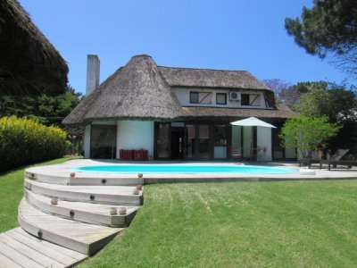 Casa en Pinares 3 dormitorios con piscina y parrillero