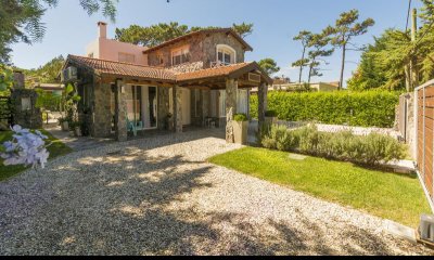 Casa en Rincón del Indio 3 dormitorios y servicio con parrillero y piscina climatizada