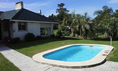 Casa en venta ,playa brava a metros del mar