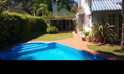 Casa cómoda y funcional,lista para entrar.Piscina y barbacoa