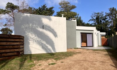 Casa reciclada a estrenar de 3 dormitorios, depto de huéspedes. Piscina, parrillero.