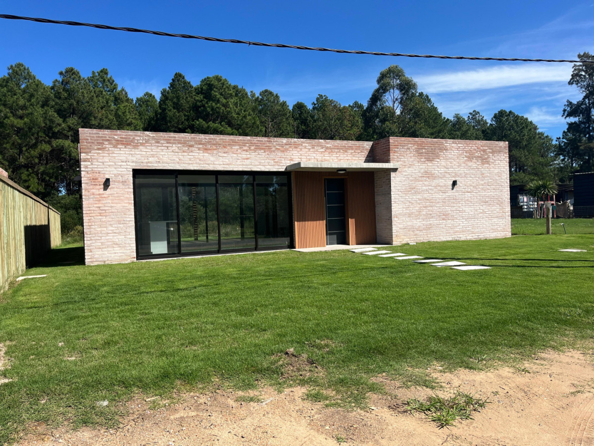 Casa a Estrenar en Barrio Pinares  Moderna, Luminosa y Funcional