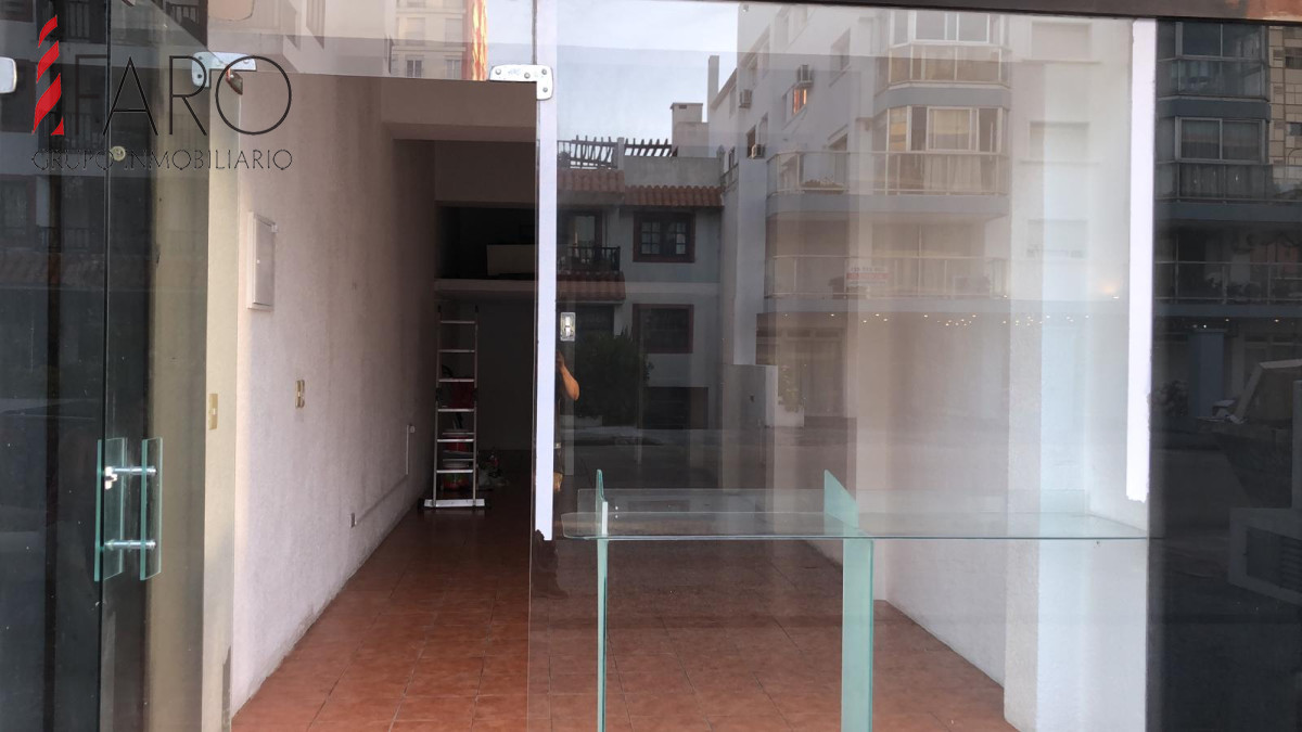 Local en venta sobre calle 24, a una cuadra de la plaza de los artesanos - FAR42198L