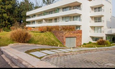 En zona Golf apartamento con gran terraza y parrillero propio