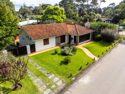 Casa Venta 3 dormitorios con piscina Cantegril Punta del Este