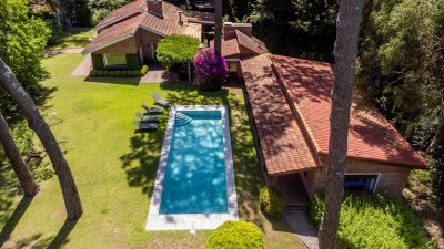 Casa en Rincón del Indio, 6 dormitorios más dependencia