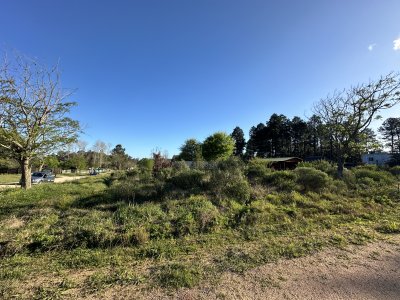 Terreno esquinero en Chacras del Pinar