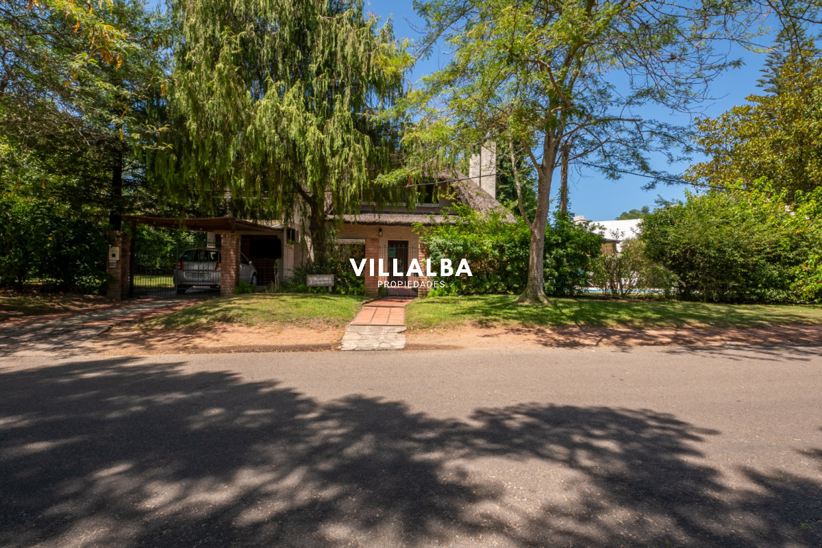 Apartamento ID.4210 - Venta casa 5 dormitorios, piscina y garage