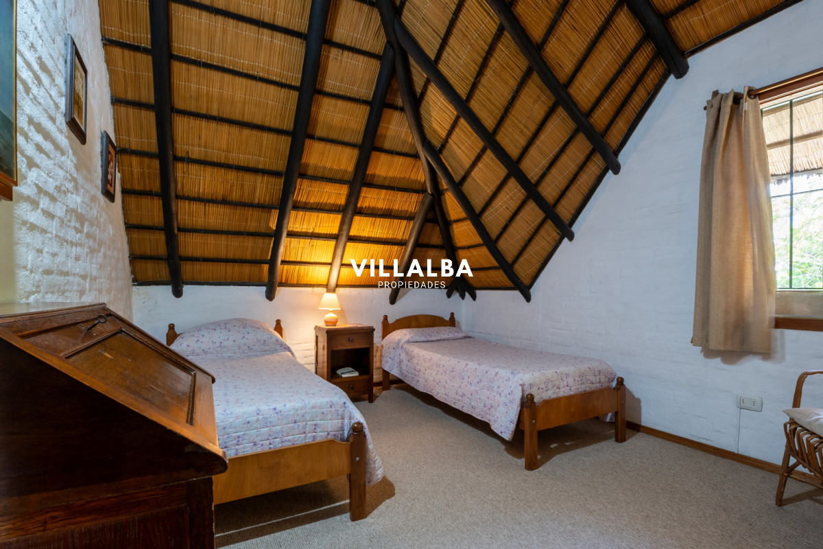 Apartamento ID.4210 - Venta casa 5 dormitorios, piscina y garage