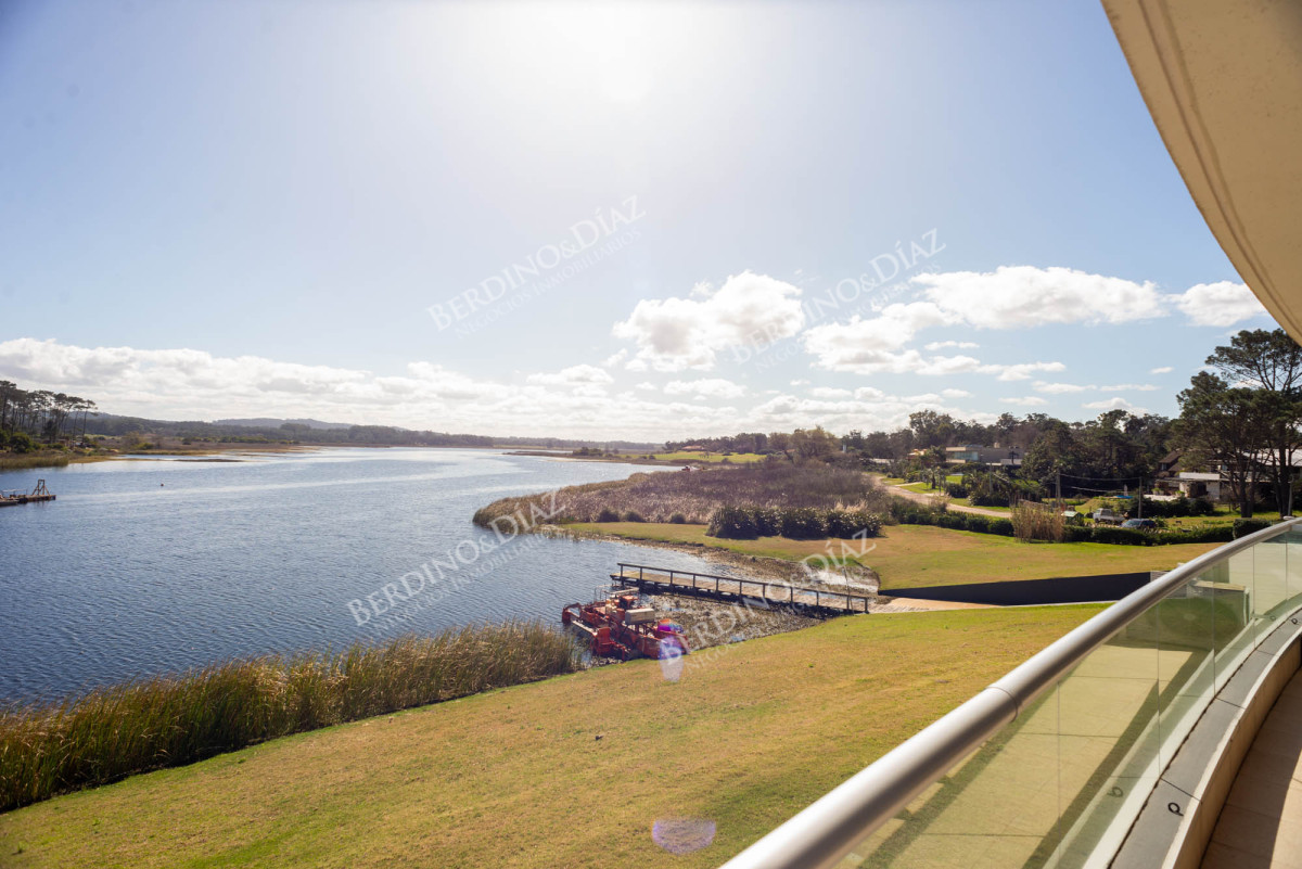 Apartamento ID.2815 - 3 dormitorios vista despejada a la laguna y al mar.