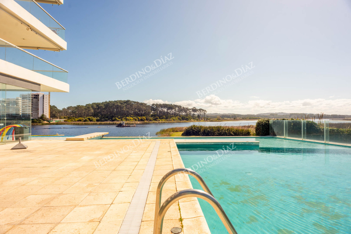 Apartamento ID.2815 - 3 dormitorios vista despejada a la laguna y al mar.