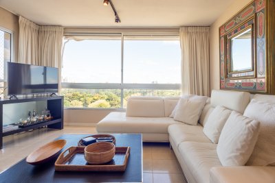 Apartamento de 3 dormitorios en venta con terraza propia en Punta del Este