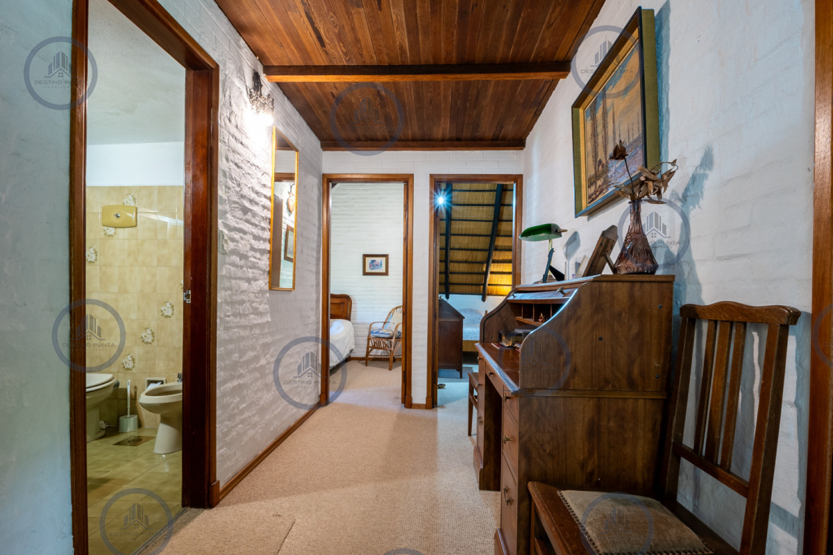 Casa ID.3044 - Venta casa 5 dormitorios, piscina y garage