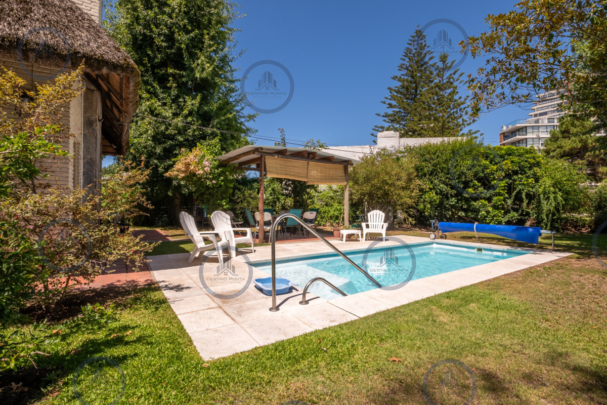 Casa ID.3044 - Venta casa 5 dormitorios, piscina y garage