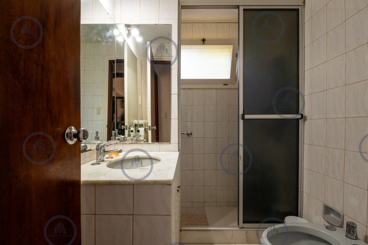 Casa ID.3044 - Venta casa 5 dormitorios, piscina y garage