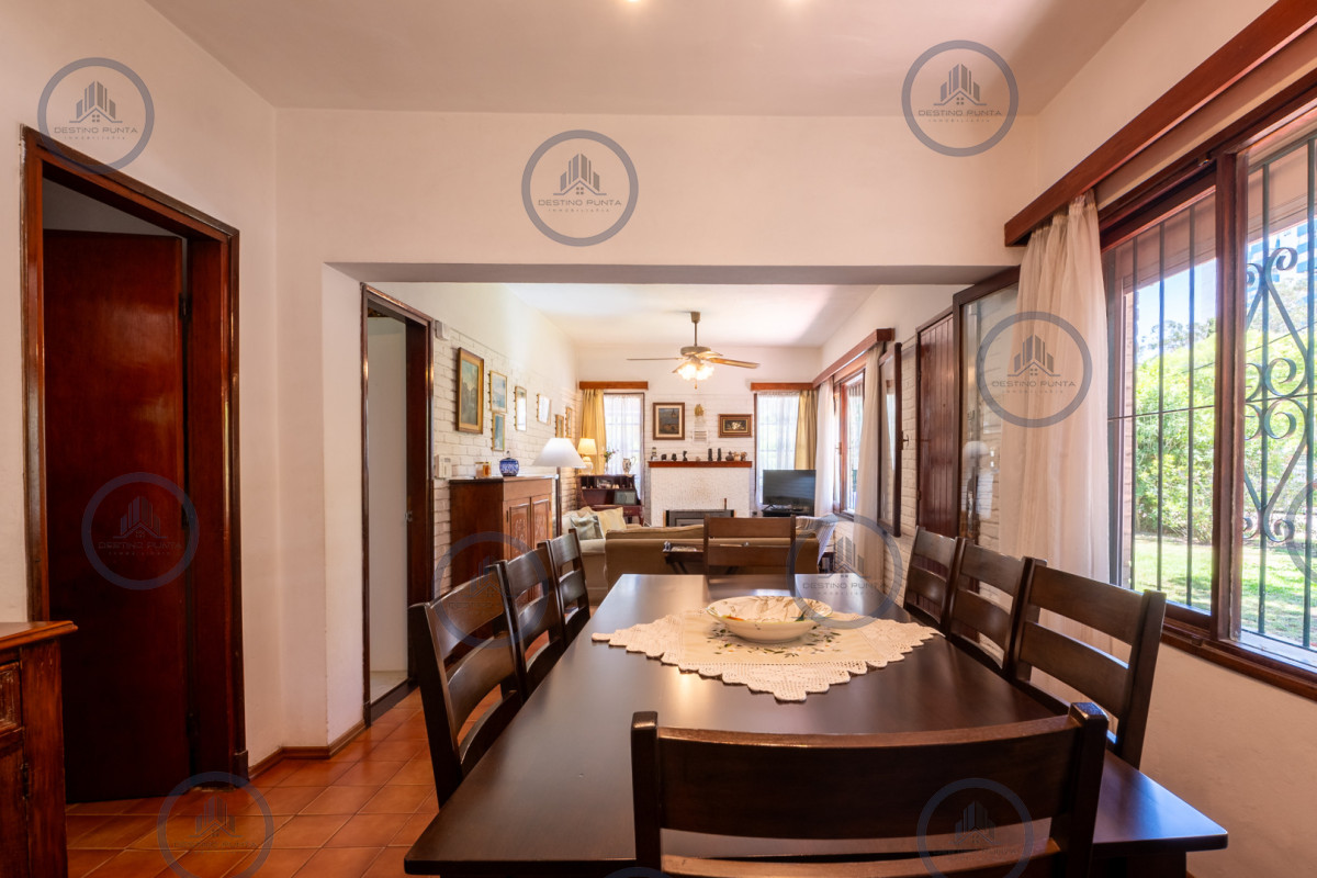 Casa ID.3044 - Venta casa 5 dormitorios, piscina y garage