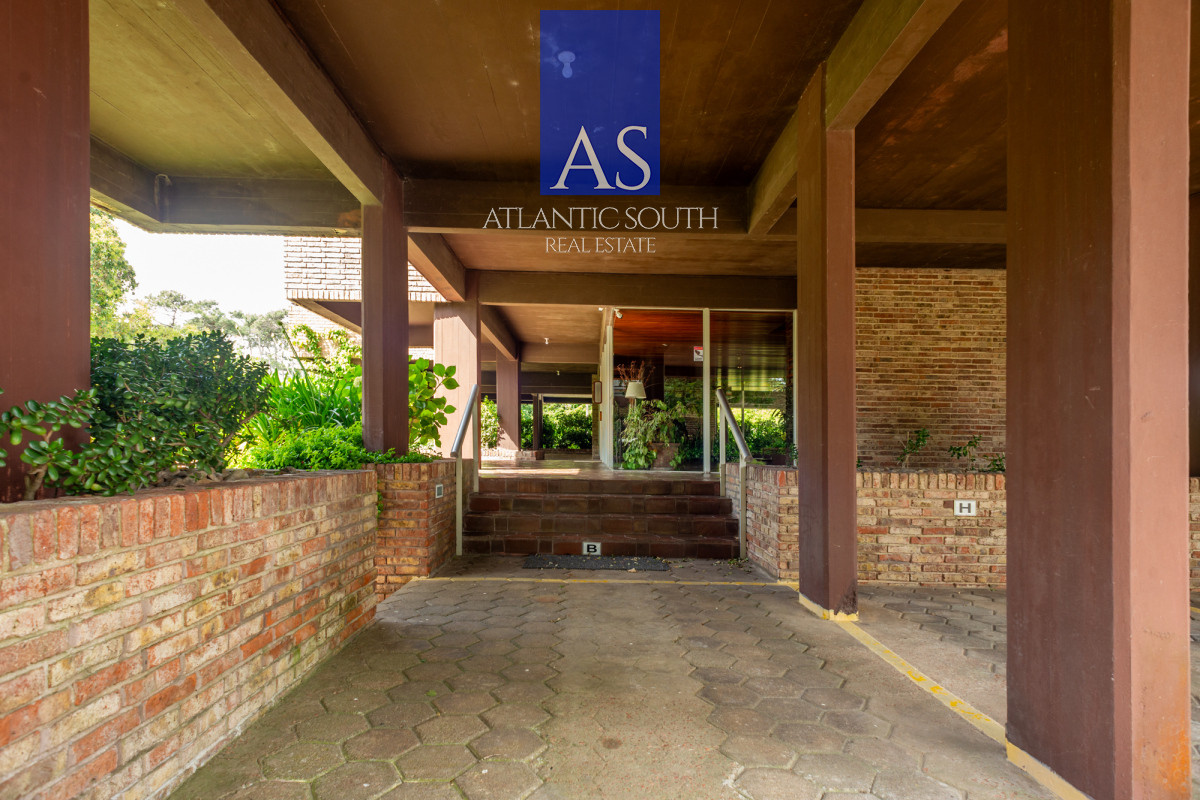 Apartamento ID.4415 - Apartamento 3 dormitorios Playa Mansa a metros del mar gran terraza, cochera y bajos gastos Punta del Este