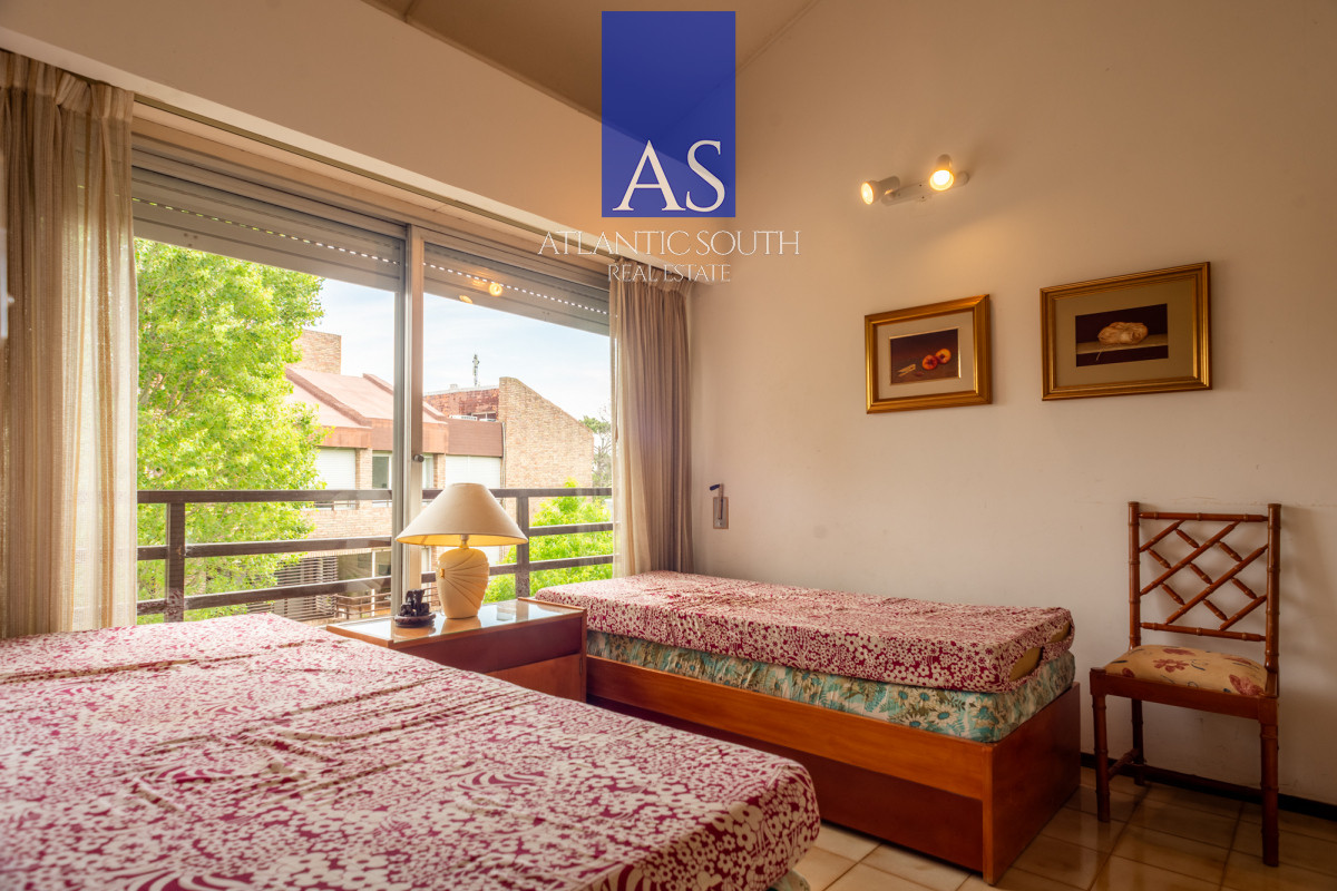 Apartamento ID.4415 - Apartamento 3 dormitorios Playa Mansa a metros del mar gran terraza, cochera y bajos gastos Punta del Este