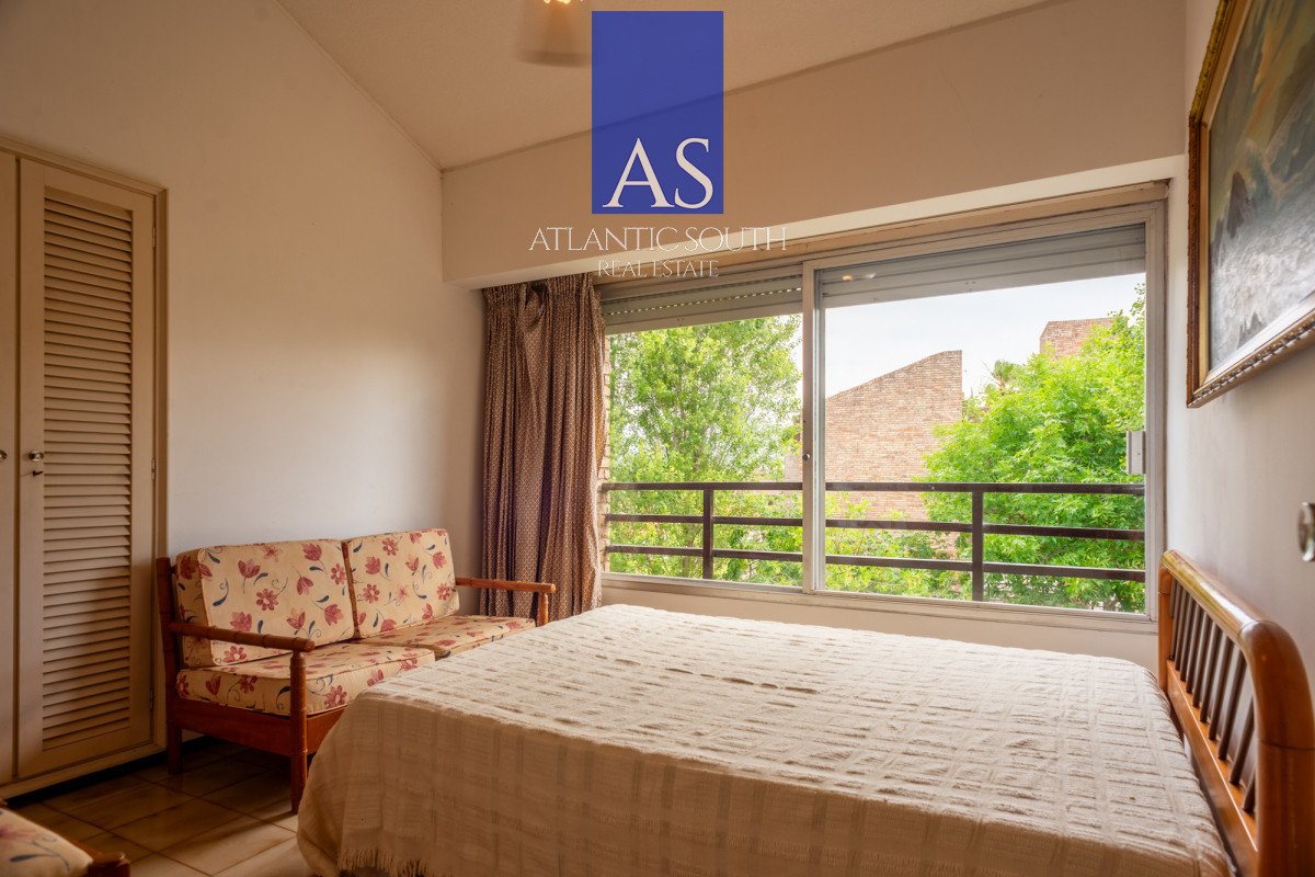 Apartamento ID.4415 - Apartamento 3 dormitorios Playa Mansa a metros del mar gran terraza, cochera y bajos gastos Punta del Este