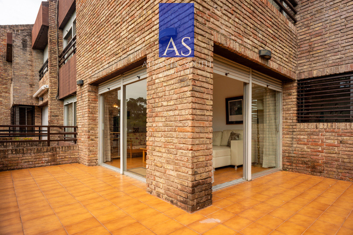 Apartamento ID.4415 - Apartamento 3 dormitorios Playa Mansa a metros del mar gran terraza, cochera y bajos gastos Punta del Este