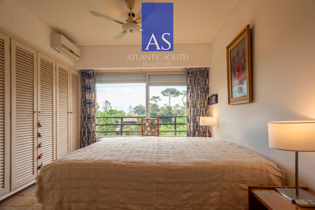 Apartamento ID.4415 - Apartamento 3 dormitorios Playa Mansa a metros del mar gran terraza, cochera y bajos gastos Punta del Este