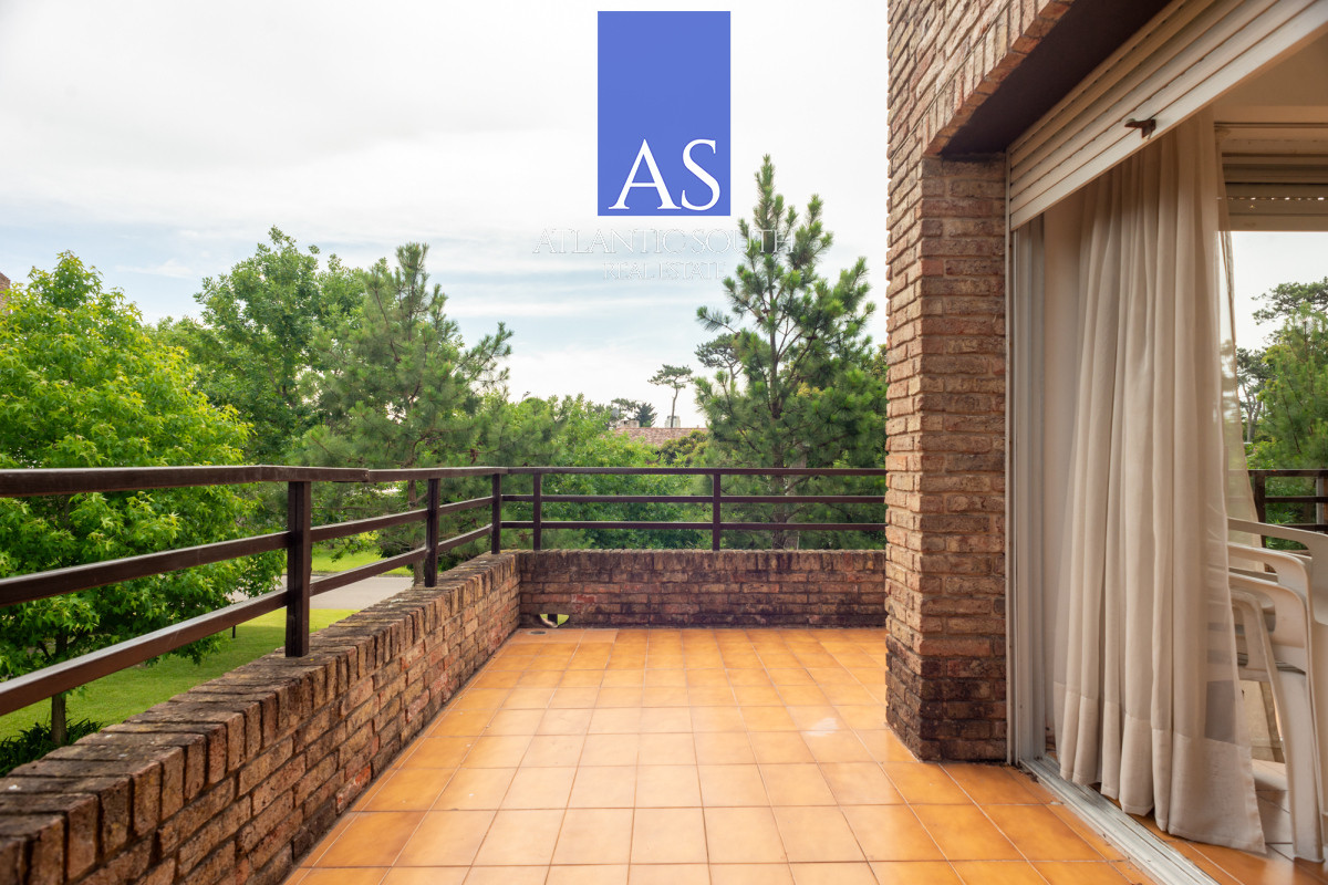 Apartamento ID.4415 - Apartamento 3 dormitorios Playa Mansa a metros del mar gran terraza, cochera y bajos gastos Punta del Este