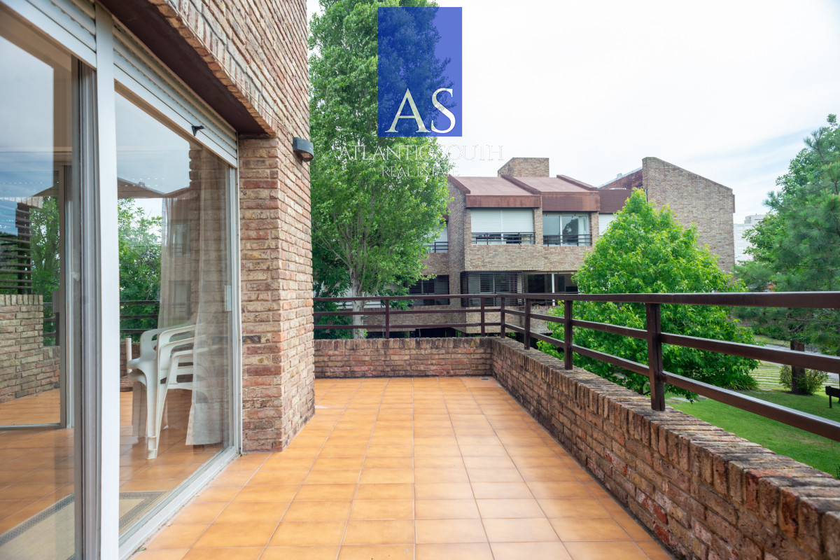 Apartamento ID.4415 - Apartamento 3 dormitorios Playa Mansa a metros del mar gran terraza, cochera y bajos gastos Punta del Este