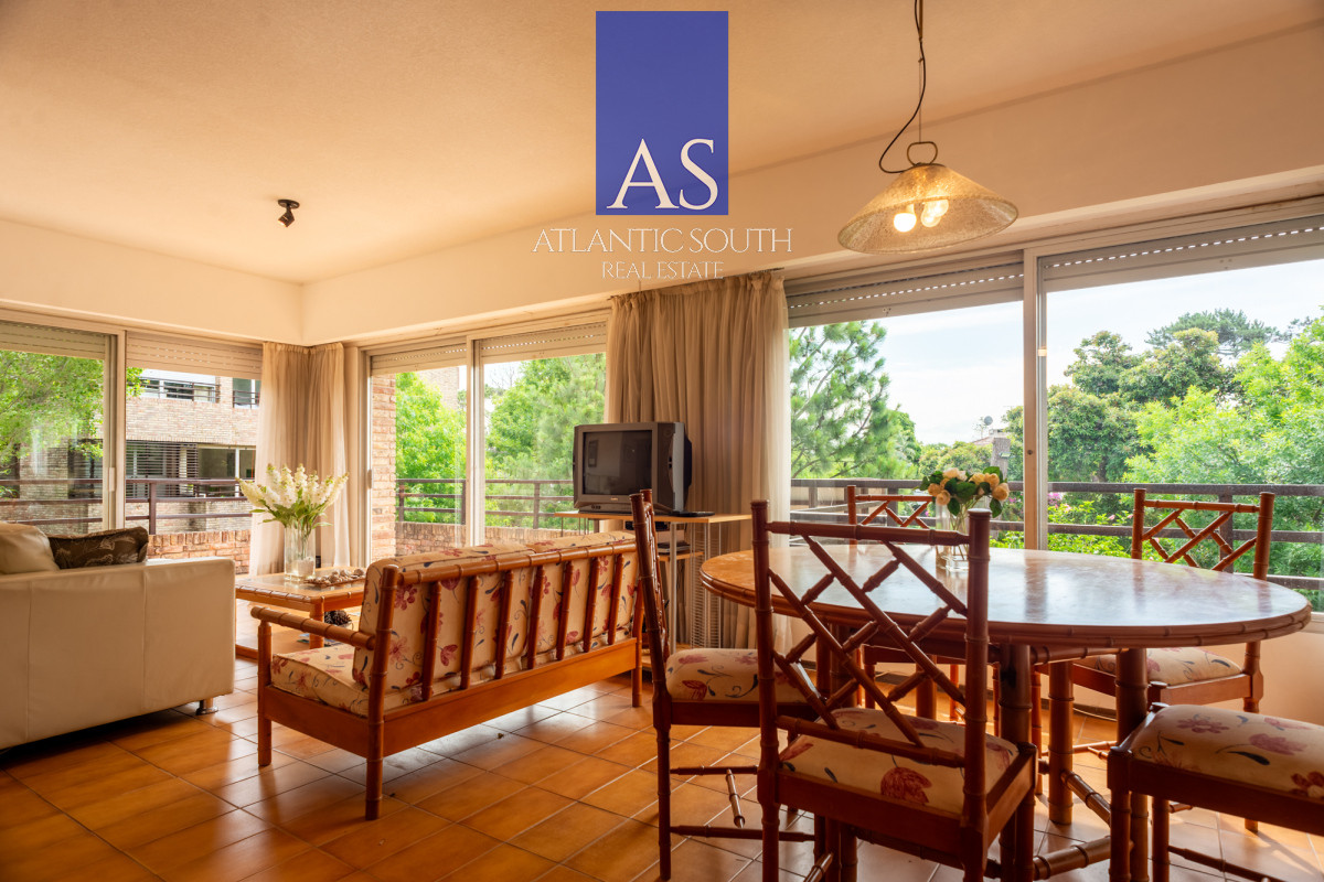 Apartamento ID.4415 - Apartamento 3 dormitorios Playa Mansa a metros del mar gran terraza, cochera y bajos gastos Punta del Este