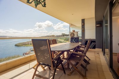 Espectacular planta 3 dormitorios parrillero propio sobre la laguna vista al mar Pinares Punta del Este