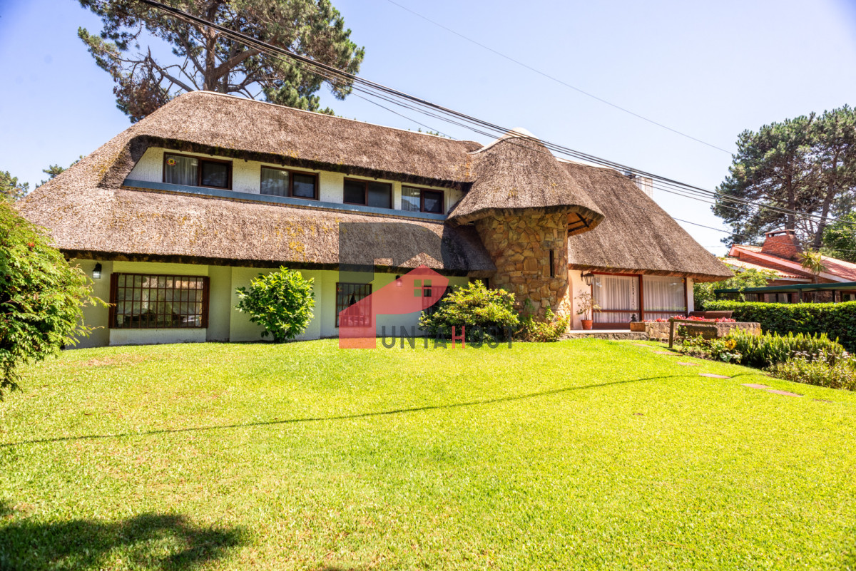 Casa ID.525 - Alquiler 5 dormitorios piscina climatizada Punta del Este