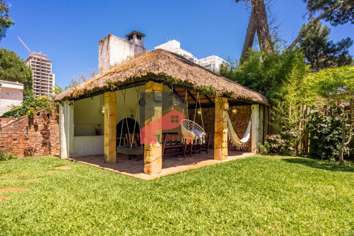 Casa ID.525 - Alquiler 5 dormitorios piscina climatizada Punta del Este