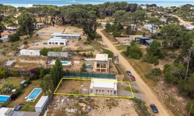 Venta casa 2 dormitorios 2 baños cerca de la laguna y el mar