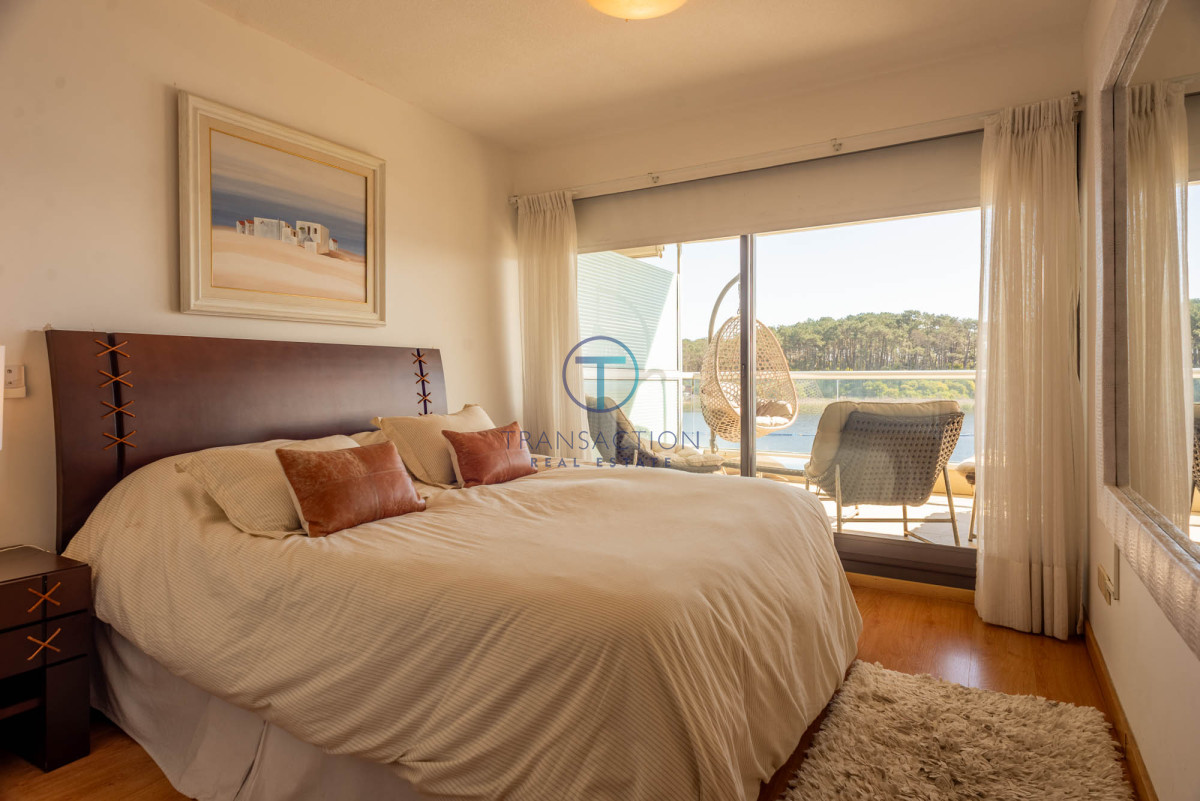Apartamento ID.1255/Venta-apartamento--Península-de-Punta-del-Este!- - 3 dormitorios vista despejada a la laguna y al mar.