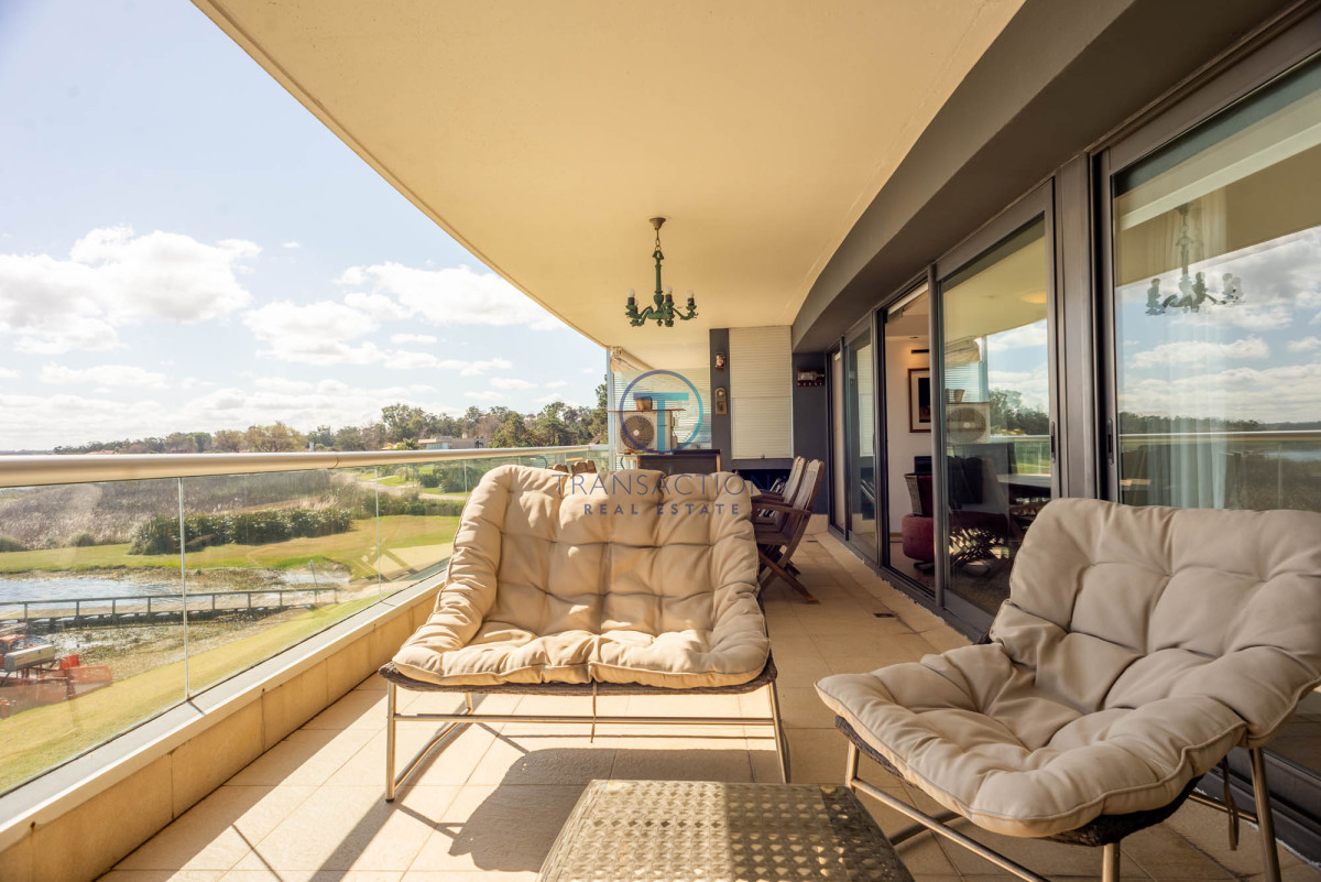 Apartamento ID.1255/Venta-apartamento--Península-de-Punta-del-Este!- - 3 dormitorios vista despejada a la laguna y al mar.
