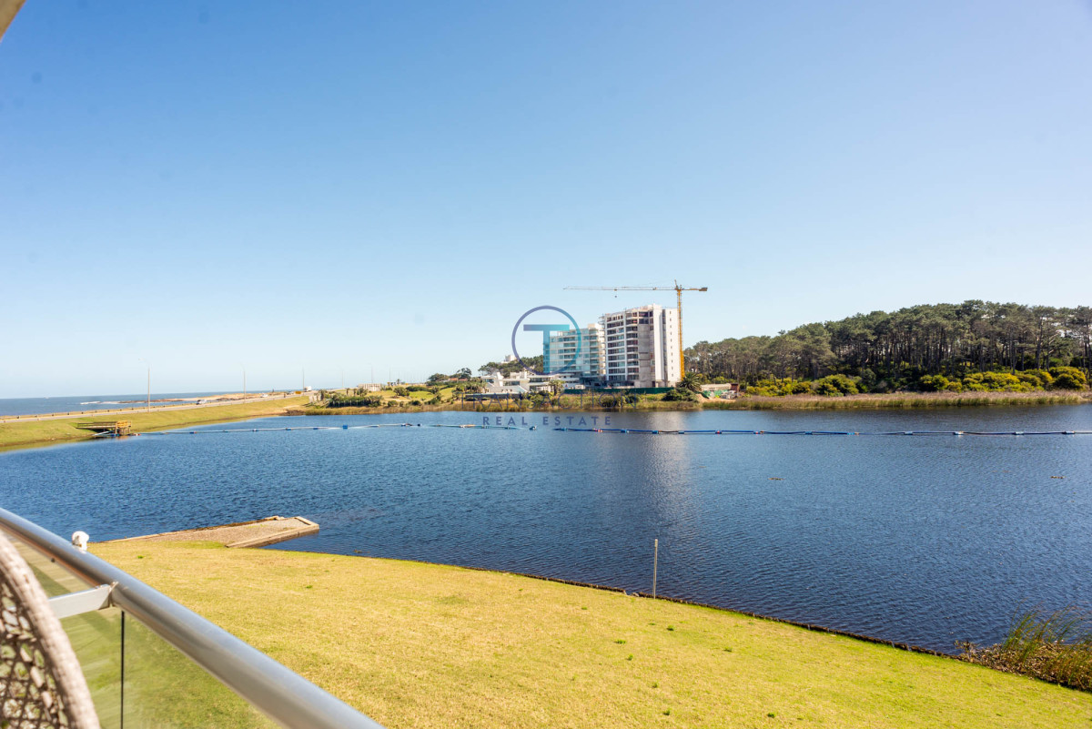Apartamento ID.1255/Venta-apartamento--Península-de-Punta-del-Este!- - 3 dormitorios vista despejada a la laguna y al mar.