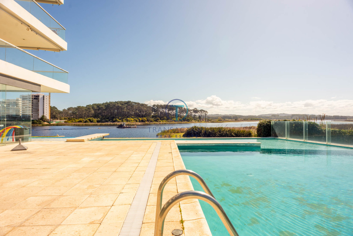 Apartamento ID.1255/Venta-apartamento--Península-de-Punta-del-Este!- - 3 dormitorios vista despejada a la laguna y al mar.