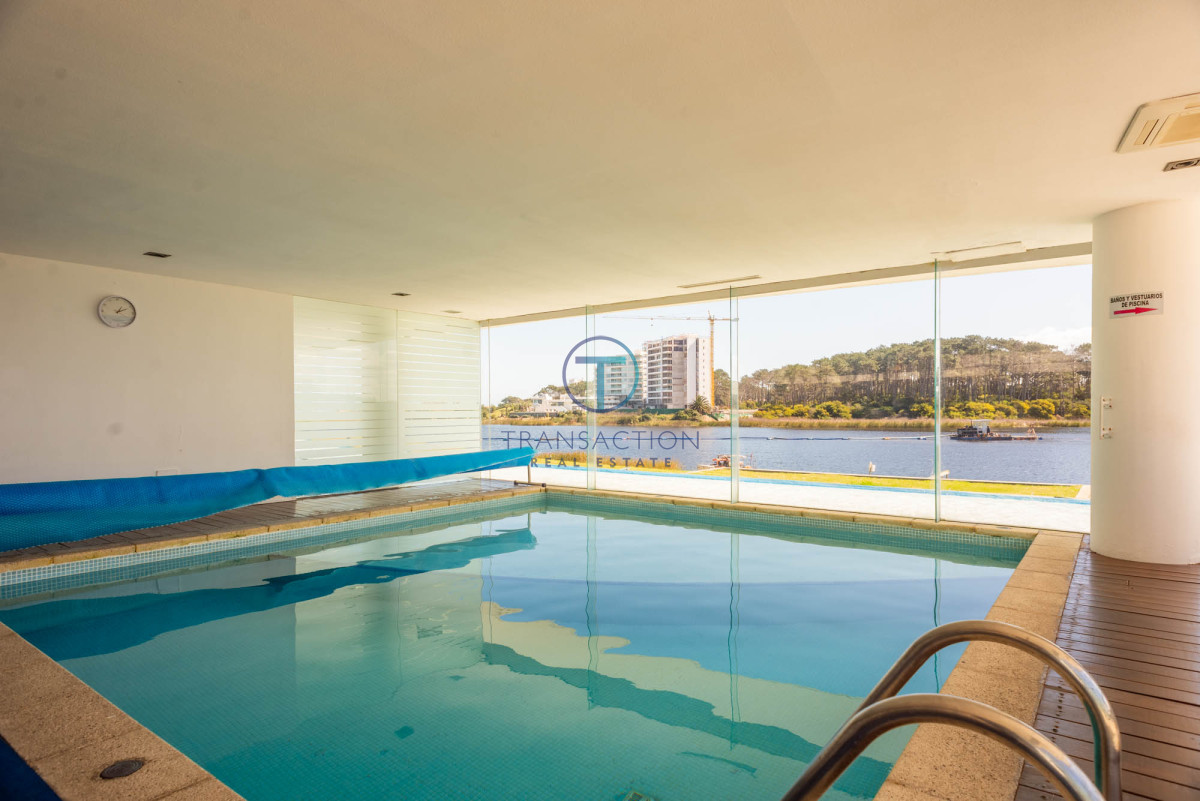 Apartamento ID.1255/Venta-apartamento--Península-de-Punta-del-Este!- - 3 dormitorios vista despejada a la laguna y al mar.