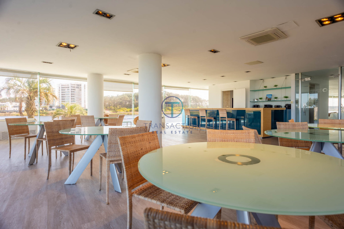Apartamento ID.1255/Venta-apartamento--Península-de-Punta-del-Este!- - 3 dormitorios vista despejada a la laguna y al mar.